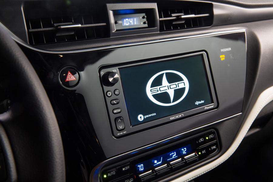 Детали интерьера Scion iM 2015 года  (фото 20 из 48)